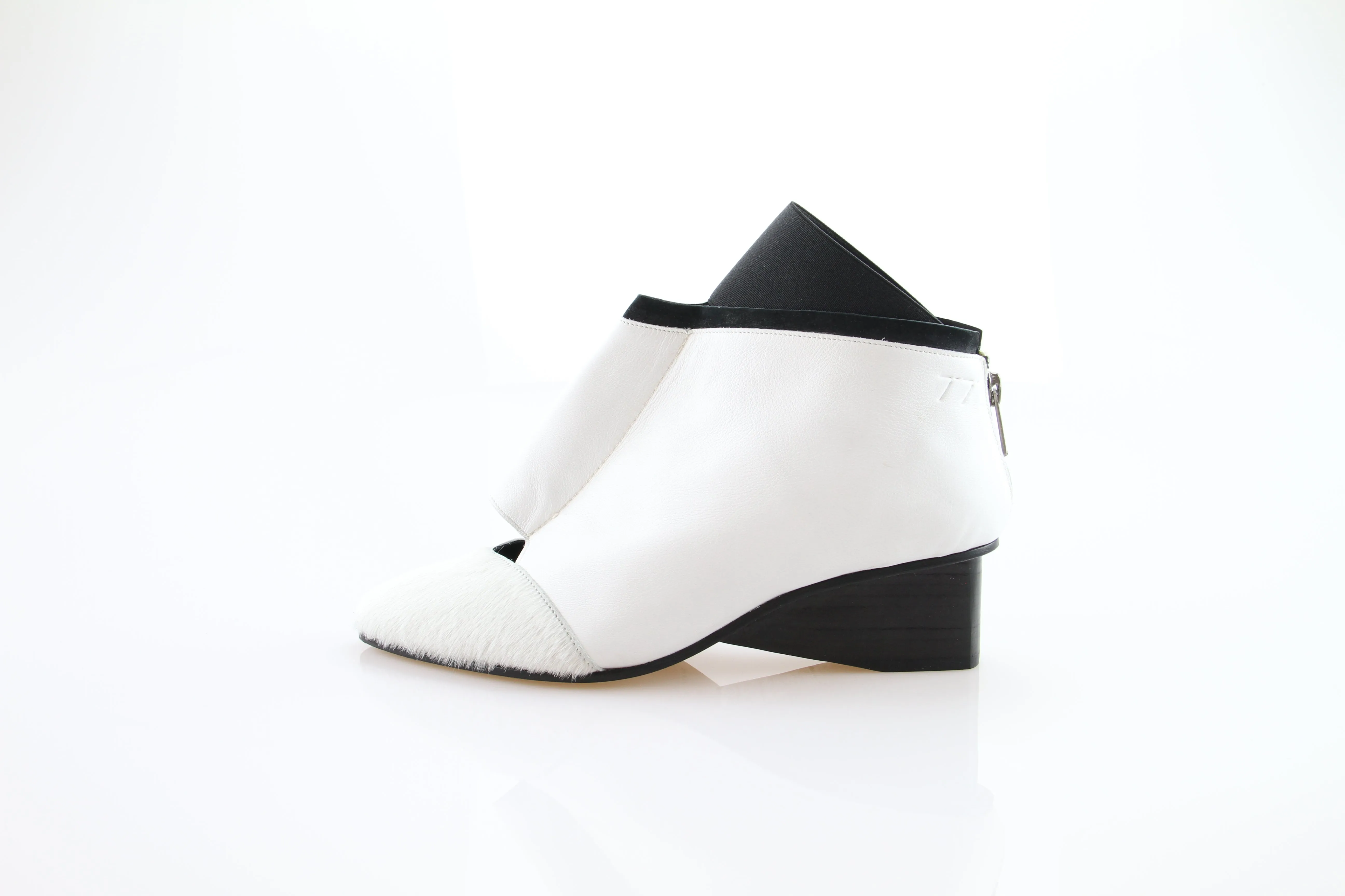 JUMP / WHITE PONY /